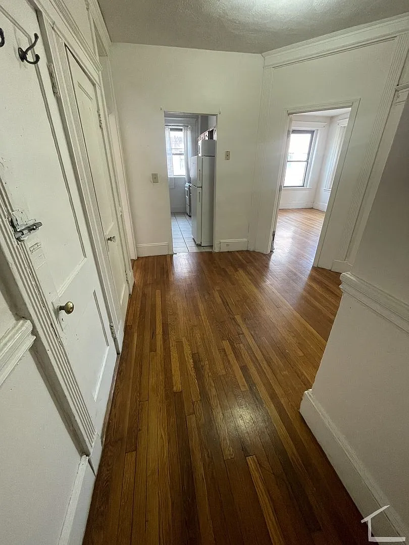 3 Bed 1 Bath on Commonwealth Ave (or 2 bed w/ Living Room) — Photo 1