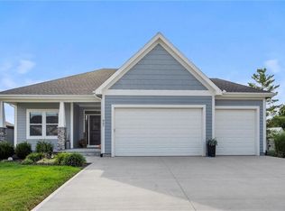 907 N Willow Ct, Tonganoxie, KS 66086