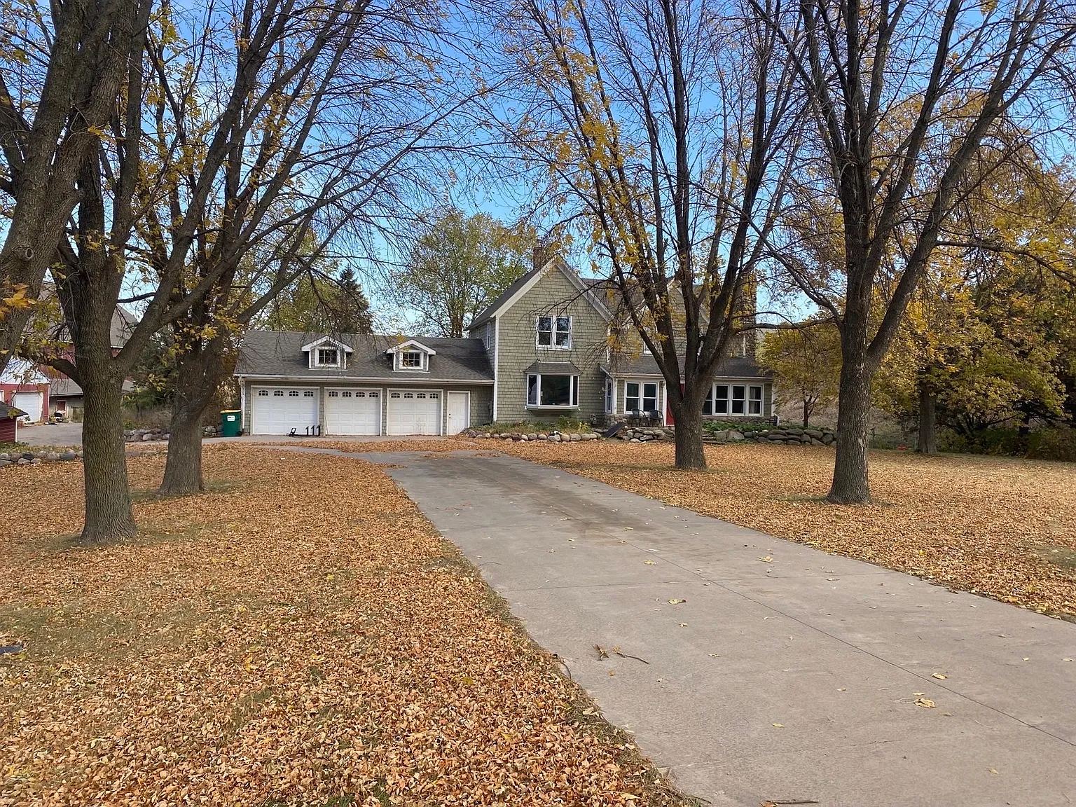 4 bed, 4000 sqft, $2,900 — Photo 1