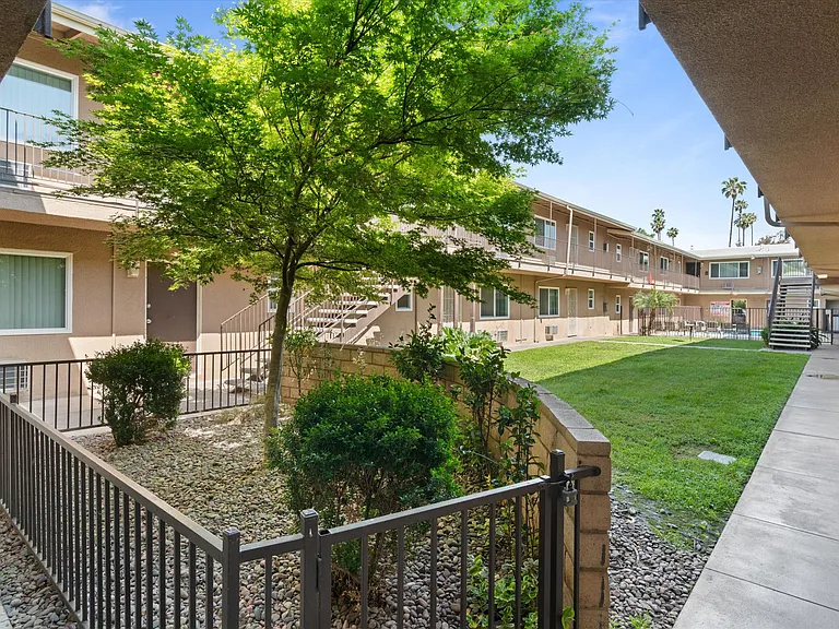 Linden Court Apartments — Photo 29