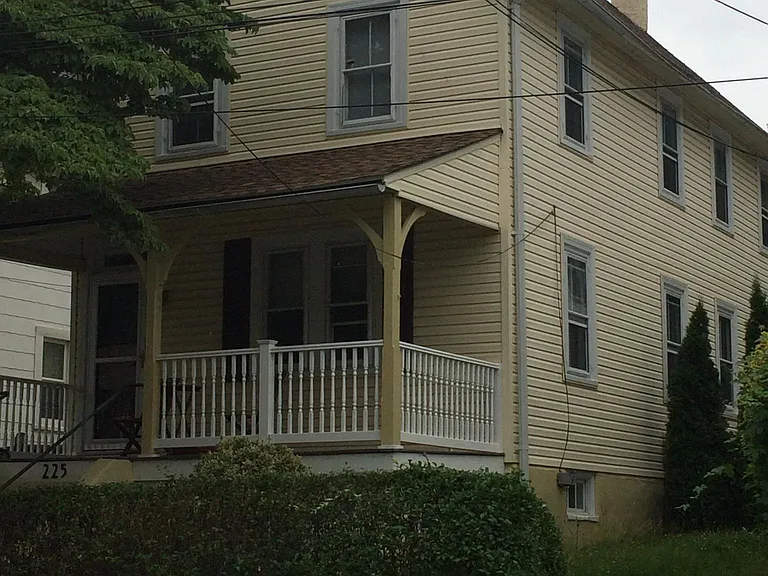 225 Simpson Rd — Photo 1