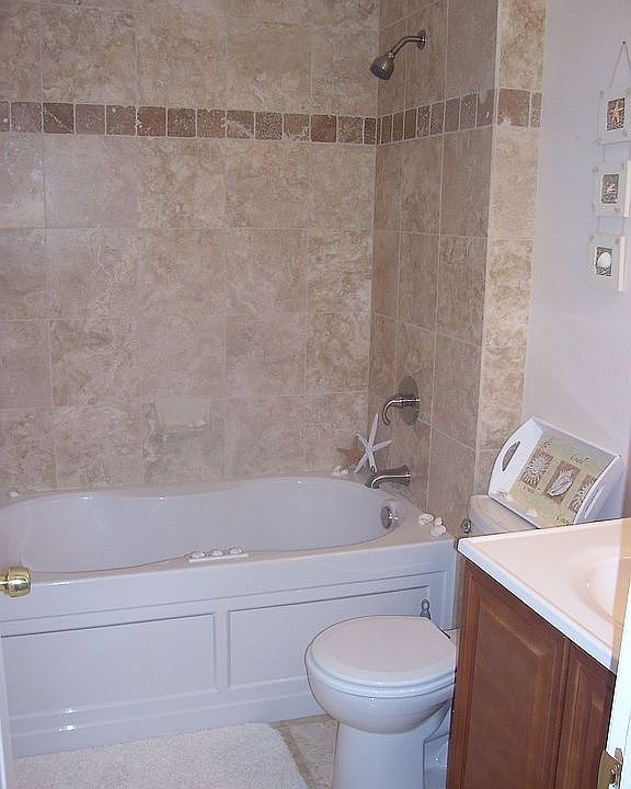 Spare Bathroom w/ Jetted Tub!