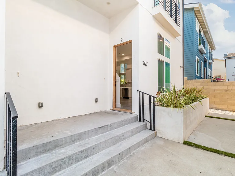 7125 S La Cienega Blvd — Photo 1
