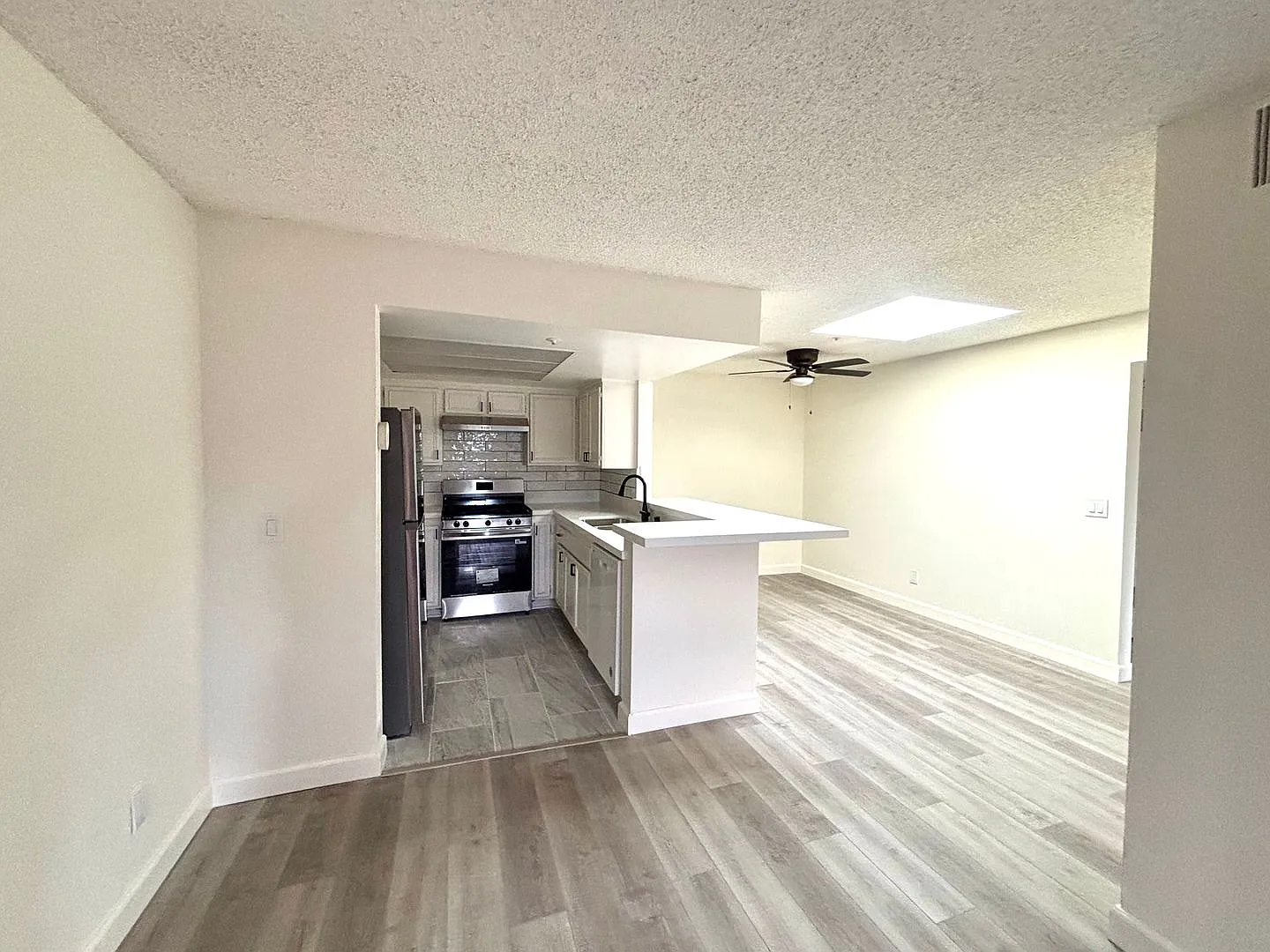 Los Robles Apartments — Photo 2
