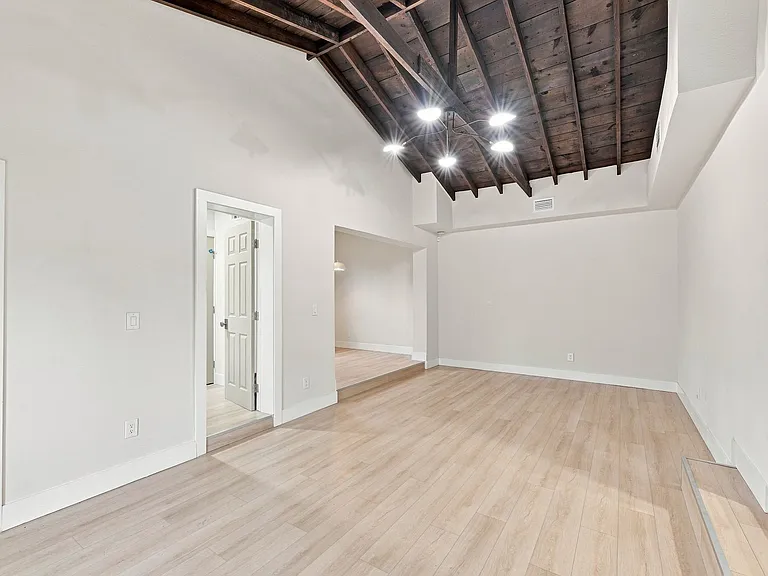 1161 Howard St — Photo 12