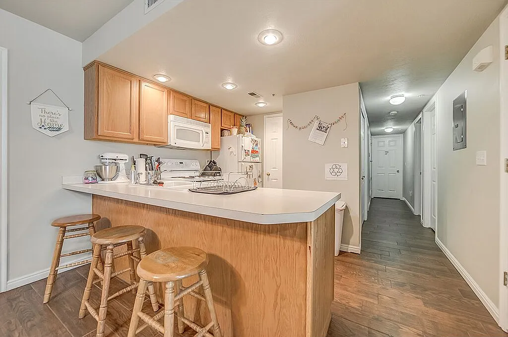 3 bed, 1006 sqft, $585 — Photo 3