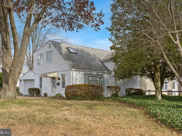 8613 Lykens Ln, Philadelphia, PA 19128