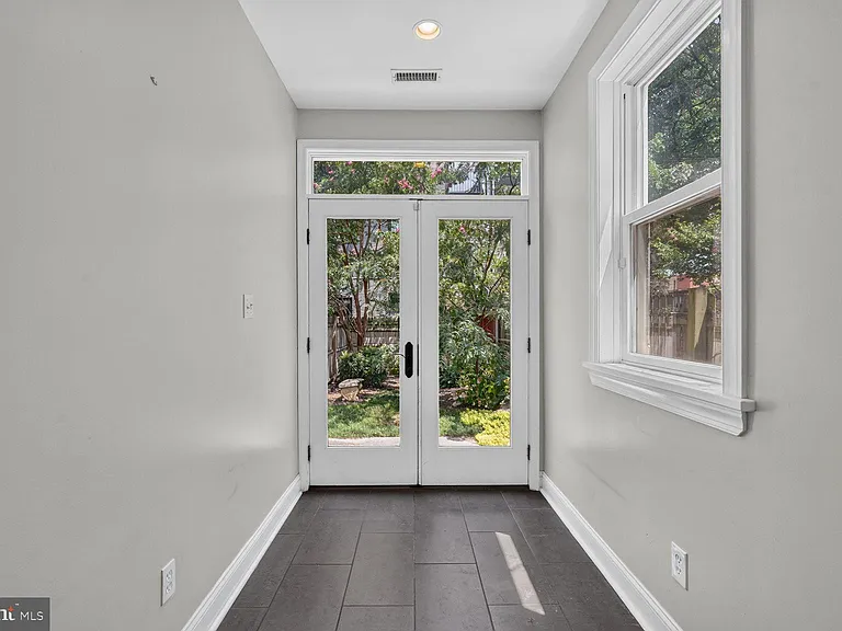 1537 5th St NW — Photo 9