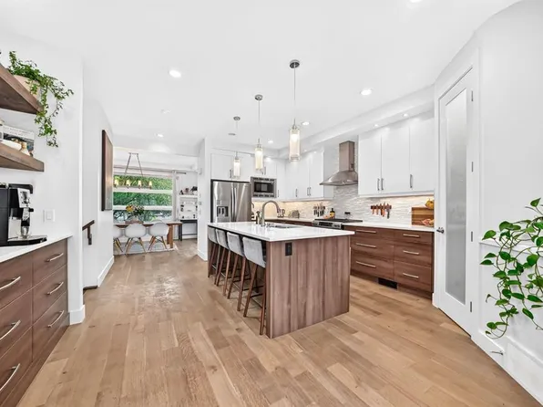 4817 N 20th Ave NW, Calgary, AB T3B 0V2