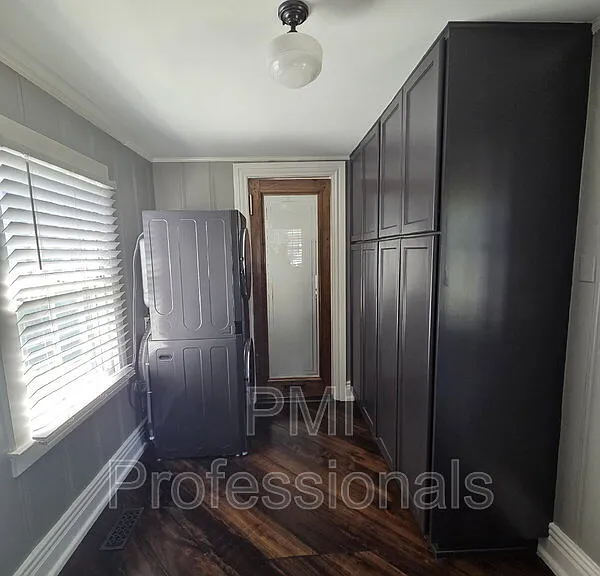 401 E Main St — Photo 8