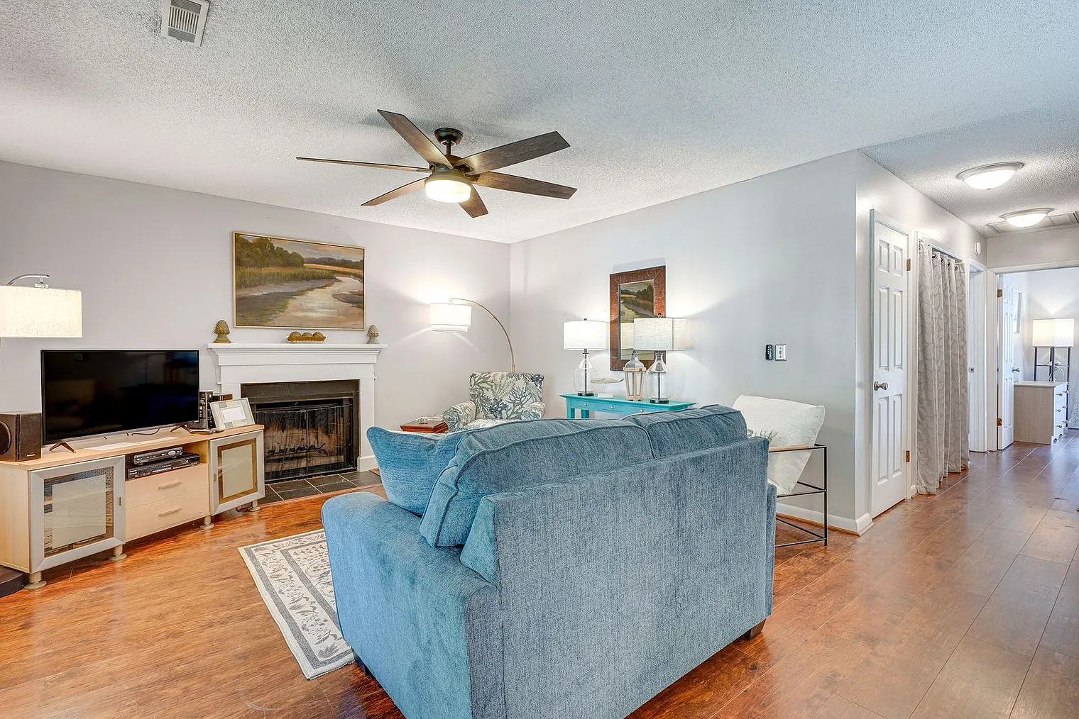 2 bed, 2.0 bath, 1054 sqft, $3,128 — Photo 3
