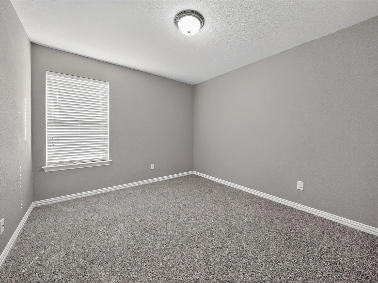4 bed, 1999 sqft, $2,300 — Photo 4