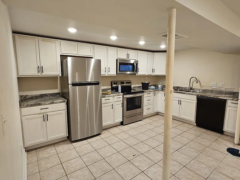 817 W 39th St #BASEMENT — Photo 2