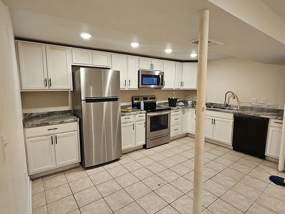817 W 39th St #BASEMENT