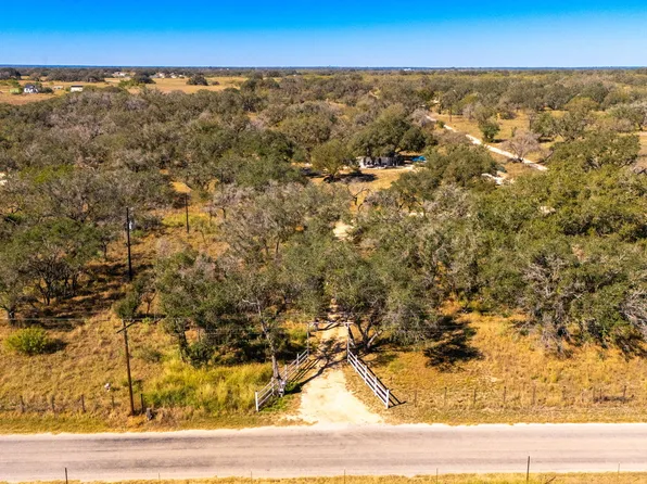 1742 County Road 777, Devine, TX 78016