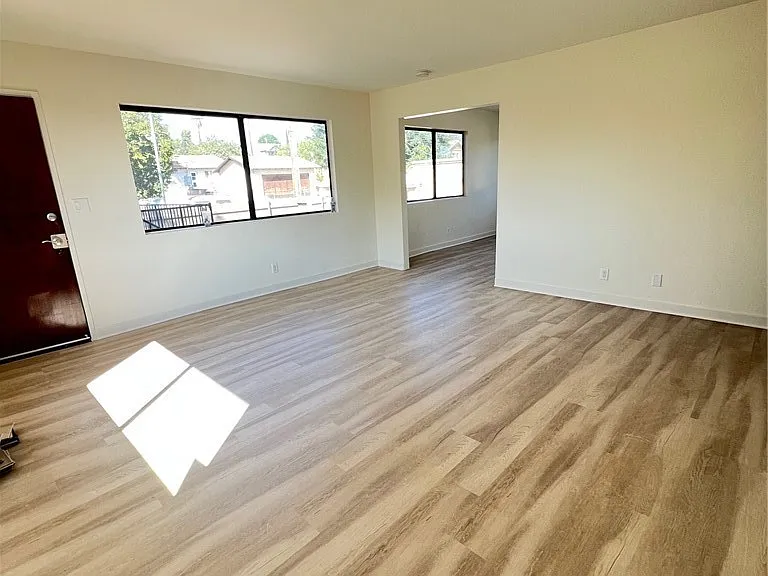235 W 4th St — Photo 6