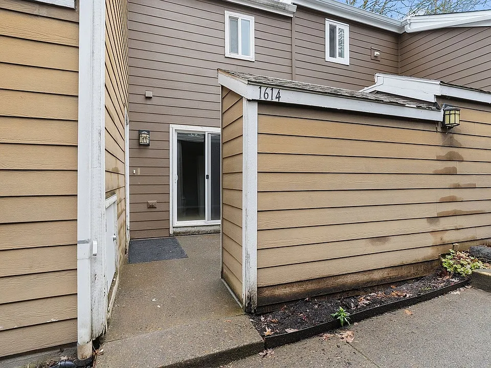 1614 Village Park Pl