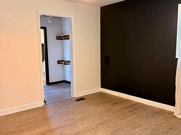 4th image of 906 Oak St