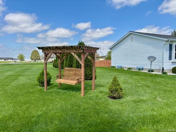 18445 Oak Dr, Carlyle, IL 62231