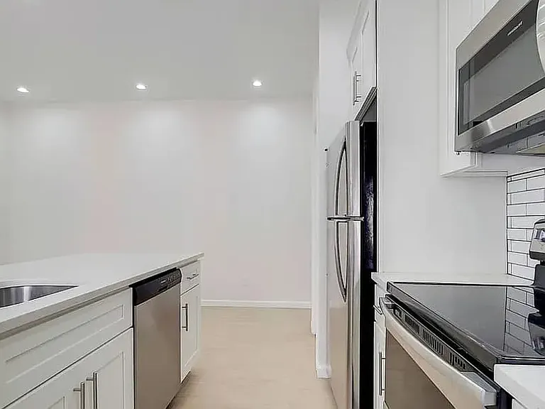 4422 3rd Ave #6 — Photo 2