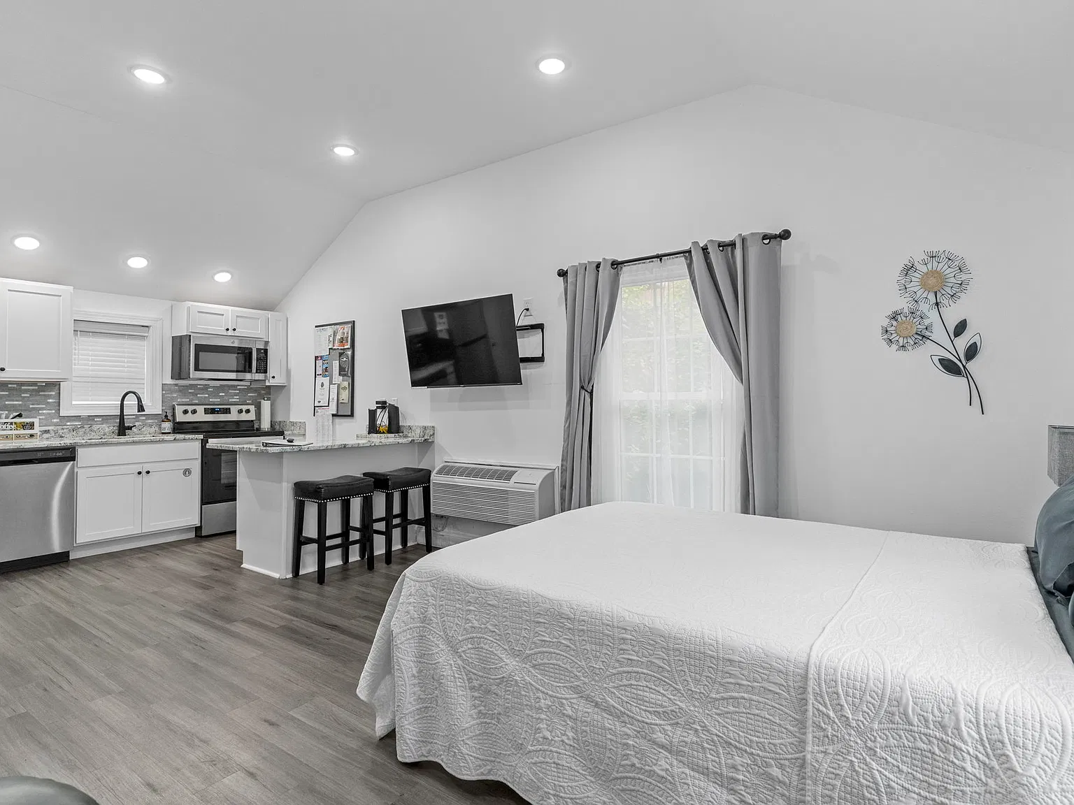 Studio, 600 sqft, $1,200 — Photo 2