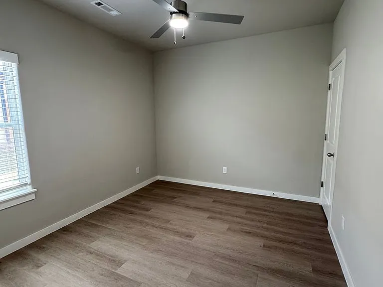 275 N Hunter St — Photo 20