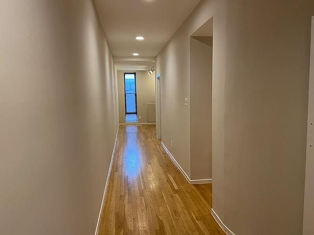 Entrance foyer hall to LR/DR area