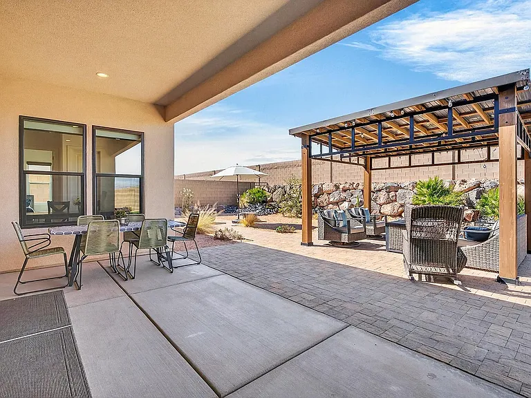 111 N Black Canyon Ave — Photo 10