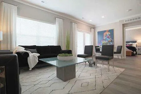 Greyson on 27 — Photo 3