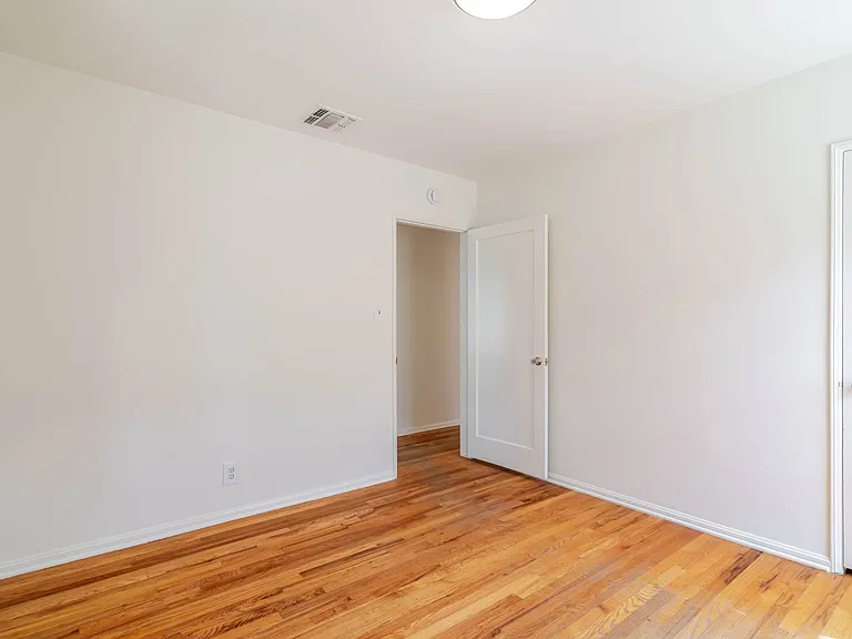 4950 Newcastle Ave — Photo 14