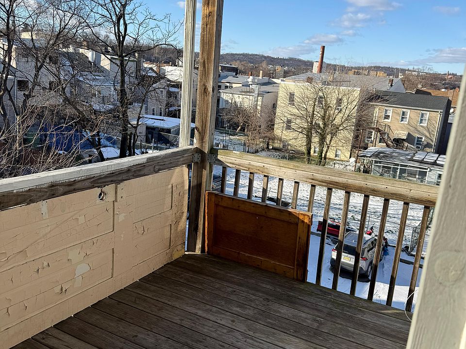 1st image of 64 Marshall St Floor 3