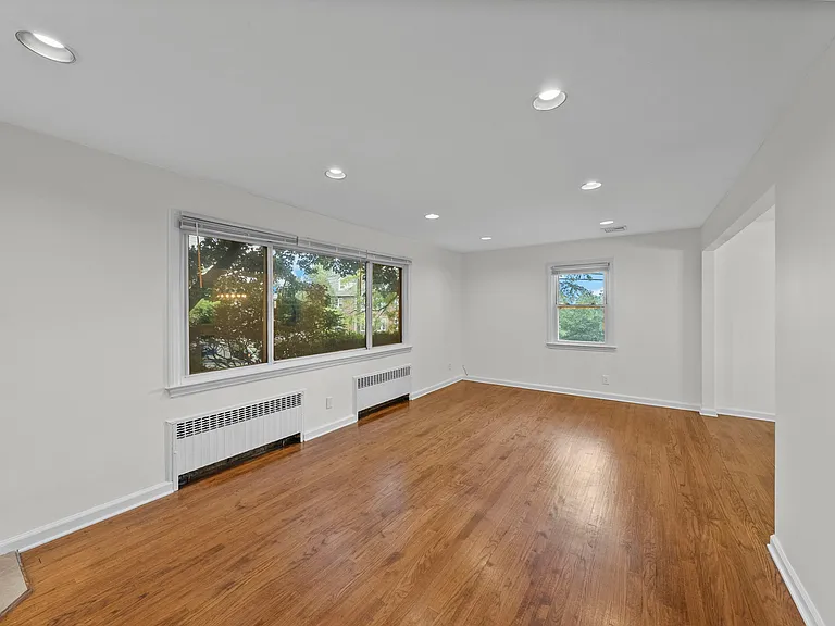 160 Magnolia Ave — Photo 3