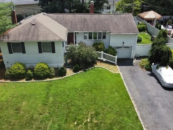 10 Maspeth Drive, Melville, NY 11747