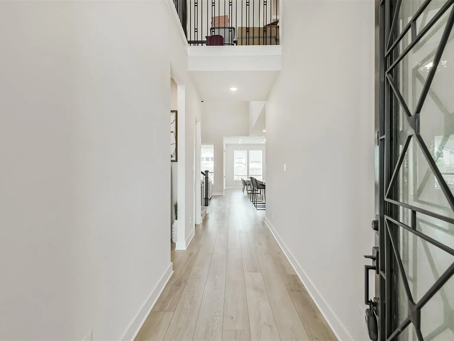 5 bed, 3.0 bath, 2589 sqft, $3,900 — Photo 4