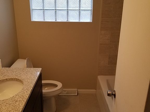 4th image of 370 Prairie Ave