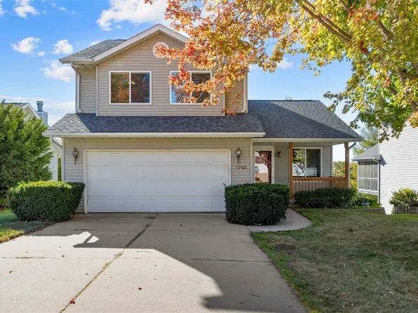 1742 Park Ridge Dr, Coralville, IA 52241