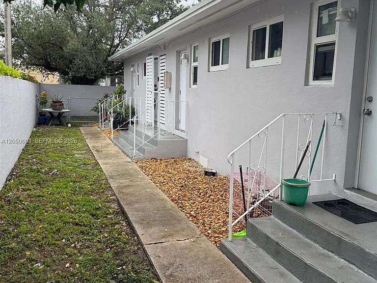 885 SW 29th Ave #3 — Photo 2