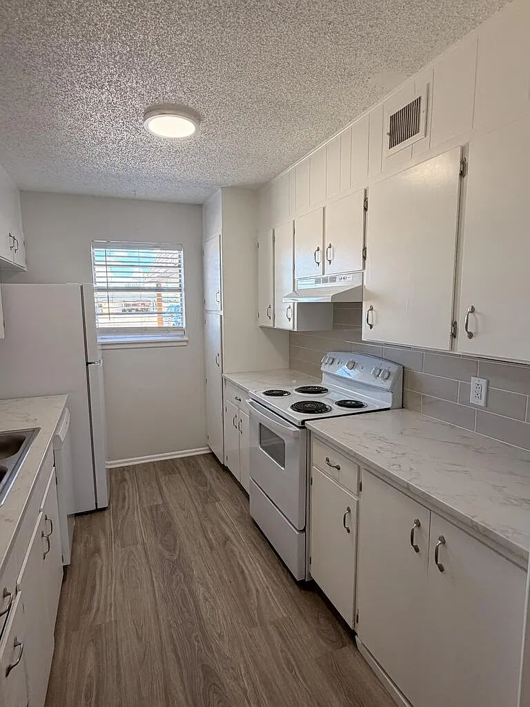 2 bed, 2.0 bath, 1200 sqft, $1,800 — Photo 3