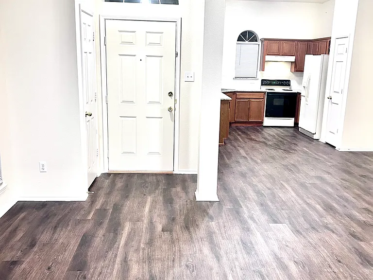 534 Meadow Ln — Photo 3