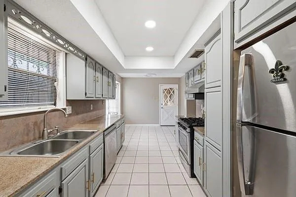 4 bed, 2.0 bath, 2070 sqft, $2,650 — Photo 2