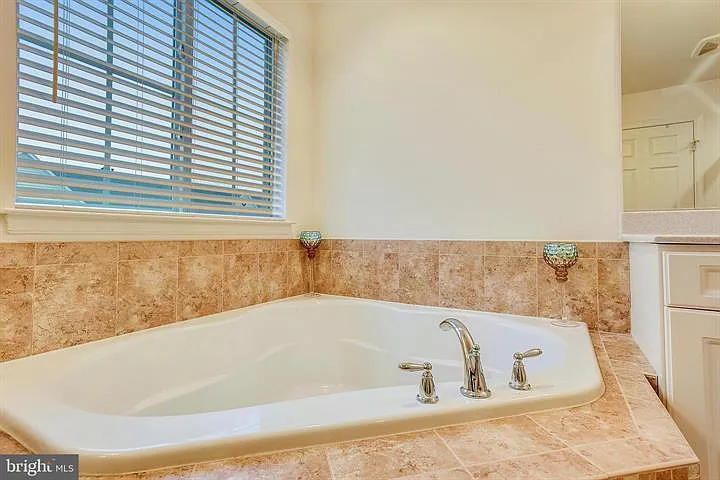 42243 Canary Grass Sq — Photo 17