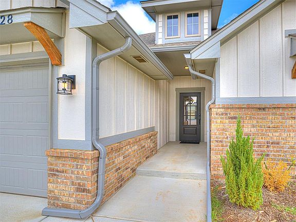 3rd image of 628 Honey Springs Ln