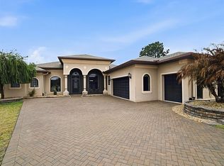 38701 Oak Place Ct, Lady Lake, FL 32159