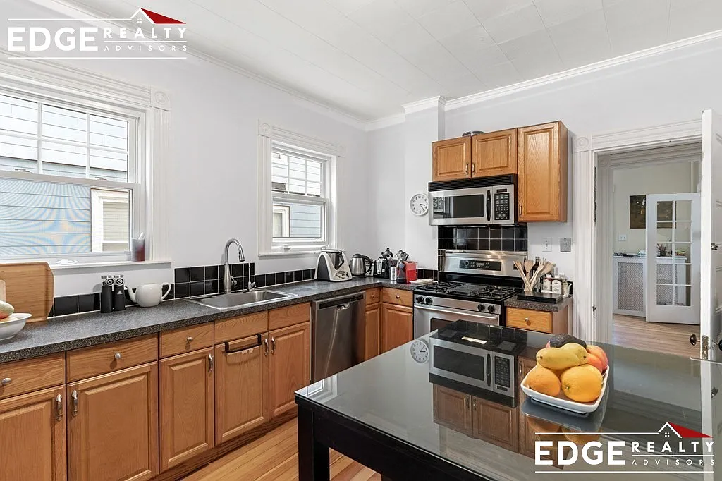 4 bed, 2.5 bath, 1881 sqft, $6,500 — Photo 2