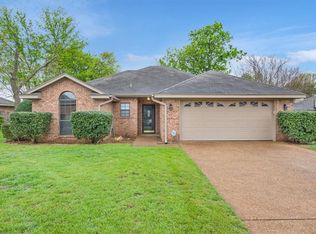 303 April Ln, Hewitt, TX 76643