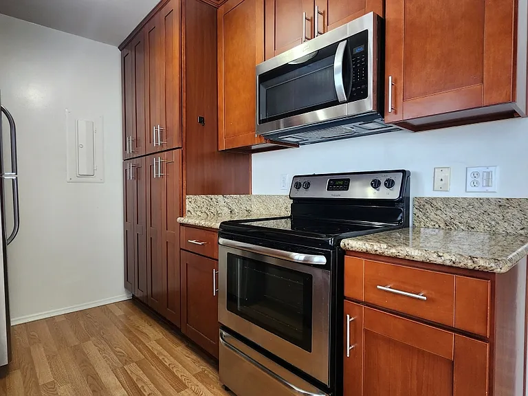 1850 Greenfield Ave #8 — Photo 12