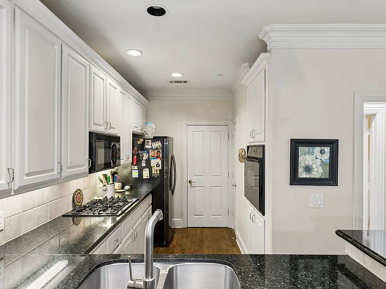 4147 Towne Green Cir — Photo 9