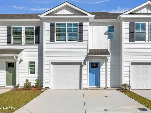 123 Grassland Rd S, Surf City, NC 28445
