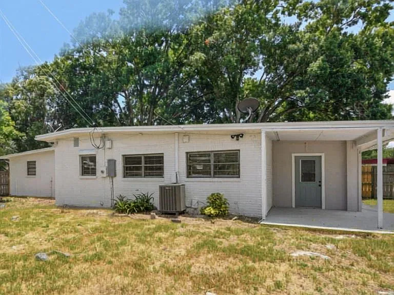 1202 Princeton Rd — Photo 2