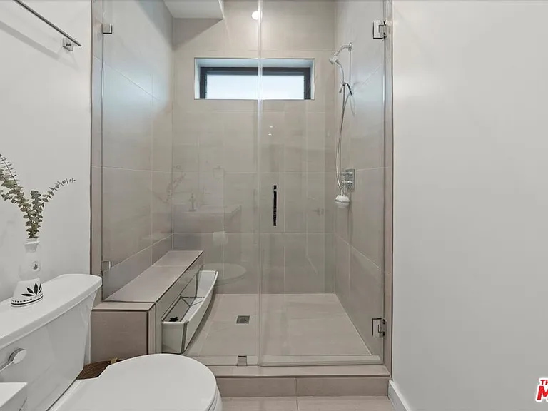 556 N Flores St #2B — Photo 21